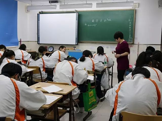 劲松职高校长深入综合高中部课堂听课