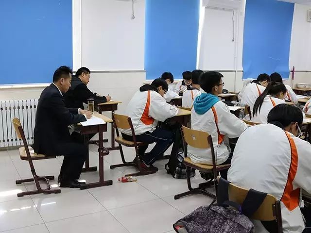 劲松职高校长深入综合高中部课堂听课
