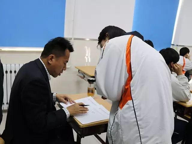 劲松职高校长深入综合高中部课堂听课