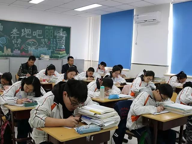 劲松职高校长深入综合高中部课堂听课