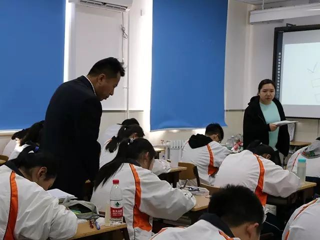 劲松职高校长深入综合高中部课堂听课