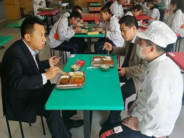 劲松职高校长深入综合高中部课堂听课
