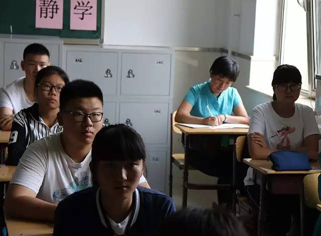 劲松职高党政工携手，深入一线开展新学期开学工作调研