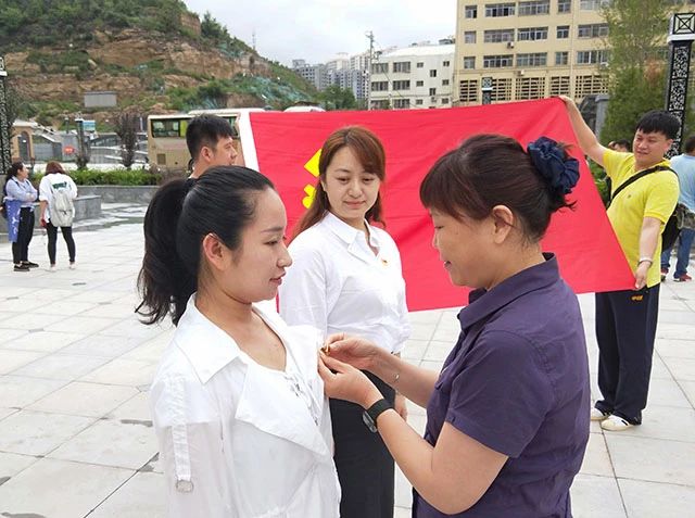 追寻先辈足迹  弘扬革命精神——北京市劲松职业高中党员学习实践活动