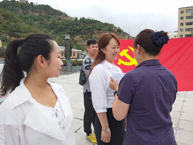 追寻先辈足迹  弘扬革命精神——北京市劲松职业高中党员学习实践活动