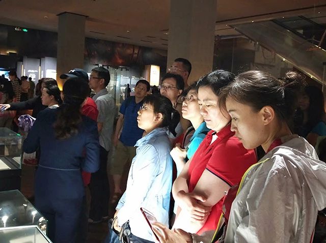 追寻先辈足迹  弘扬革命精神——北京市劲松职业高中党员学习实践活动