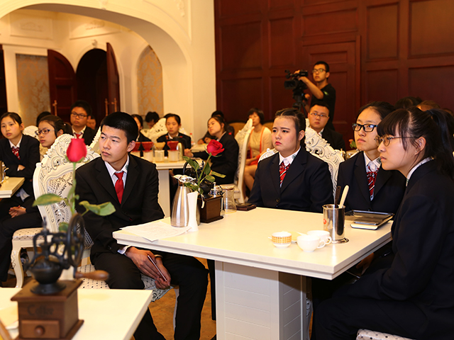继续探索“混合式学习”教学模式，努力提高专业课堂教学质量