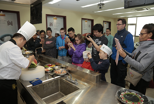 美国Middlesex School师生到劲松职高交流学习