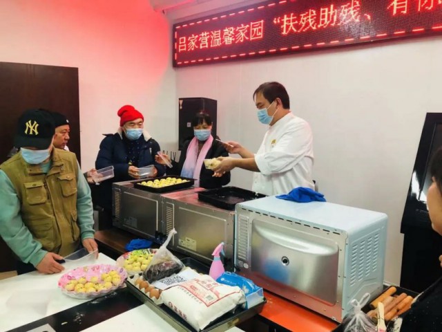 北京市劲松职业高中在十八里店乡吕家营村举行“面点培训”