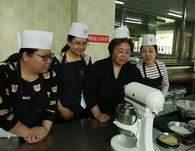 北京教育音像报刊总社组织女员工在北京市劲松职业高中参加综合素质提升培训