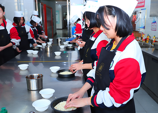 中央美术学院附属实验学校学生在北京市劲松职业高中参加职业体验活动