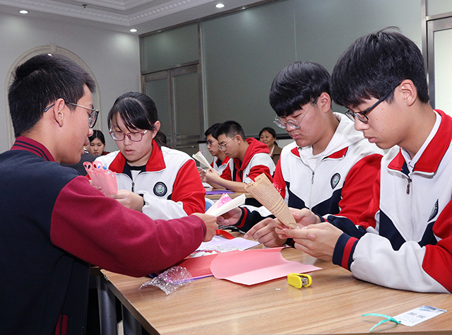 中央美术学院附属实验学校学生在北京市劲松职业高中参加职业体验活动