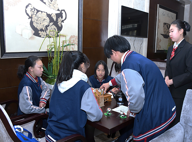 中央美术学院附属实验学校学生在北京市劲松职业高中参加职业体验活动