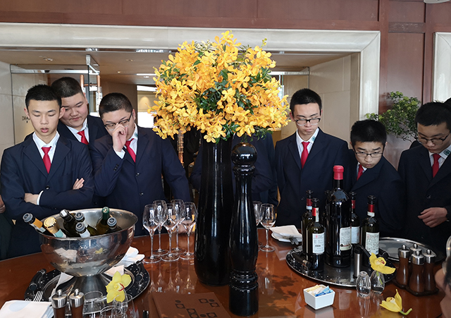 劲松职高实习就业创业指导中心组织学生到北京东方君悦大酒店参观