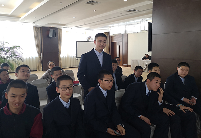 劲松职高举办”青年创业者访谈”活动