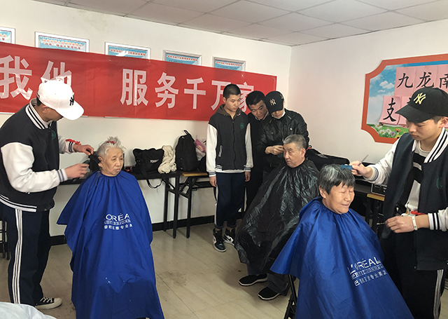 美容美发与形象设计专业学生工学交替暨为社区老人公益理发活动圆满结束