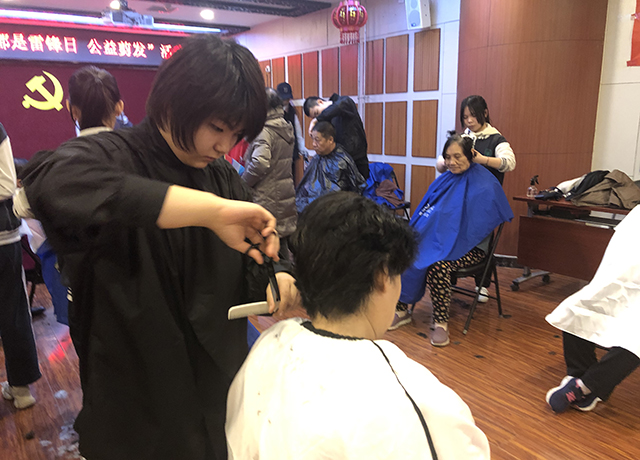 美容美发与形象设计专业学生工学交替暨为社区老人公益理发活动圆满结束