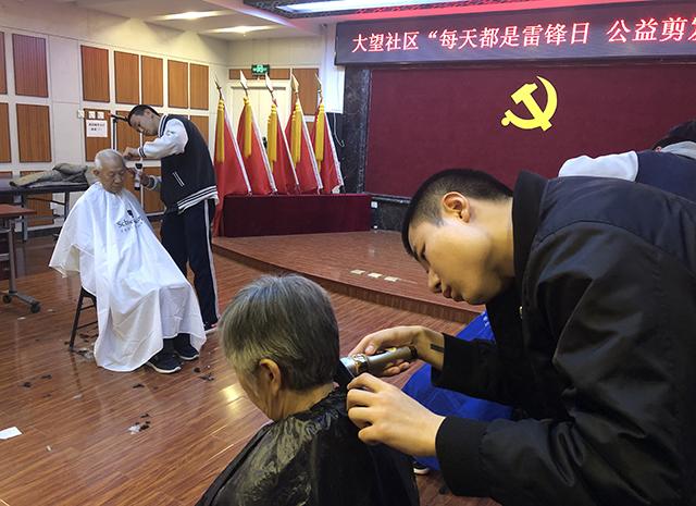 美容美发与形象设计专业学生工学交替暨为社区老人公益理发活动圆满结束