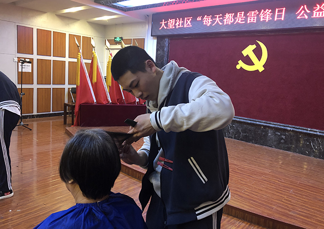 美容美发与形象设计专业学生工学交替暨为社区老人公益理发活动圆满结束