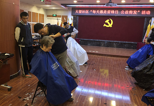 美容美发与形象设计专业学生工学交替暨为社区老人公益理发活动圆满结束
