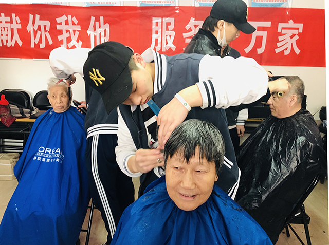 美容美发与形象设计专业学生工学交替暨为社区老人公益理发活动圆满结束