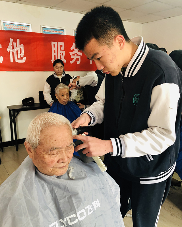美容美发与形象设计专业学生工学交替暨为社区老人公益理发活动圆满结束