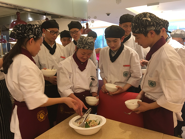 劲松职高学生走进亮马河大厦参与专业体验日活动