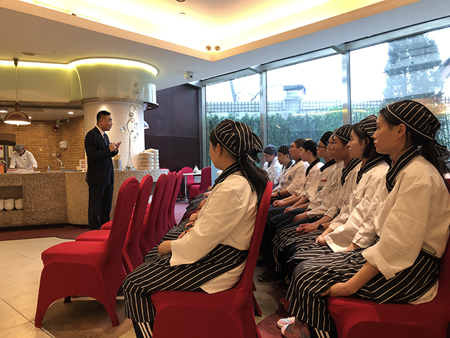 劲松职高学生走进亮马河大厦参与专业体验日活动