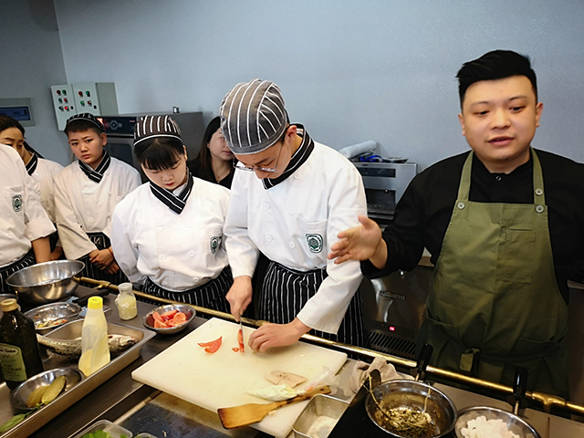 劲松职高举办行业大师进校园系列活动——瑜舍酒店