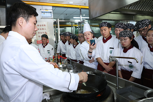 企业大师进课堂  校企合作共培养
