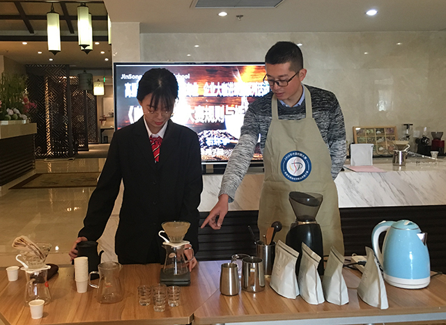 企业专家进课堂 创新人才培养 ——劲松职高高星级饭店运营与管理专业“企业专家进校园”系列活动之一