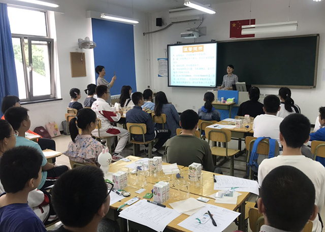 北京市劲松职业高中开展初中学科与职业课程融合的学习开放性科学实践活动