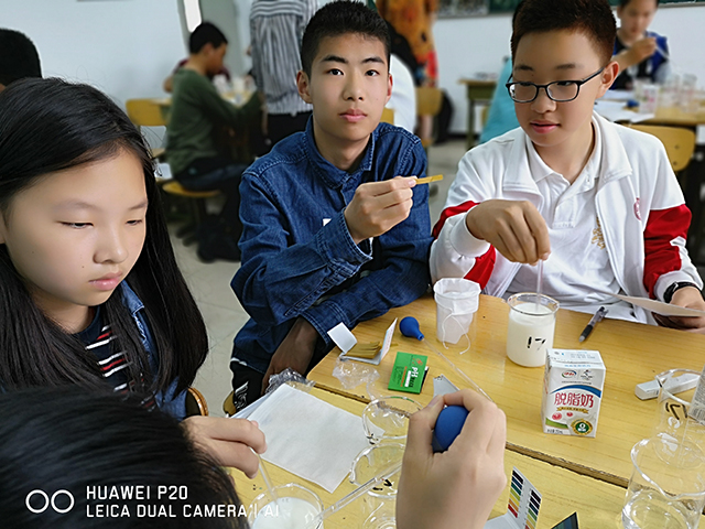 北京市劲松职业高中开展初中学科与职业课程融合的学习开放性科学实践活动