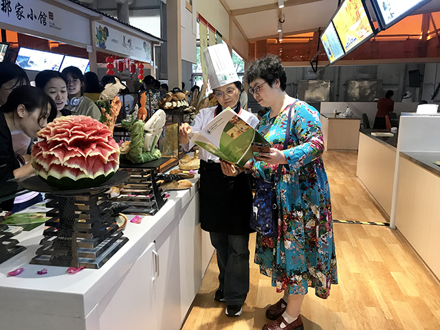 北京市劲松职业高中旅游服务专业集群完成亚洲美食节展示活动