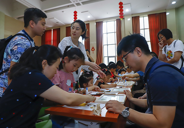 劲松职高举办2019年“六一”儿童节亲子活动