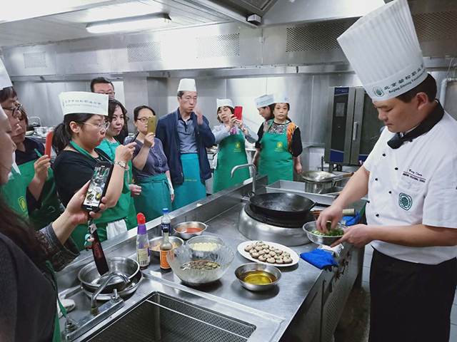 北京市劲松职业高中为工商银行职工开展中餐烹饪培训