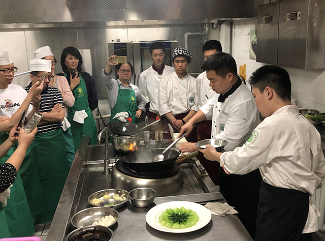 北京市劲松职业高中为工商银行职工开展中餐烹饪培训