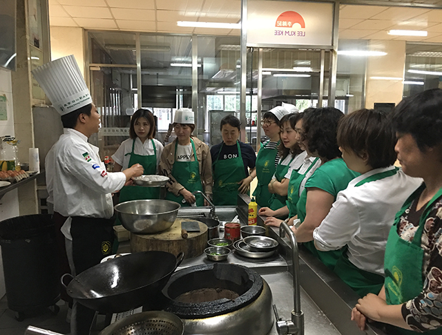 北京市劲松职业高中为工商银行职工开展中餐烹饪培训