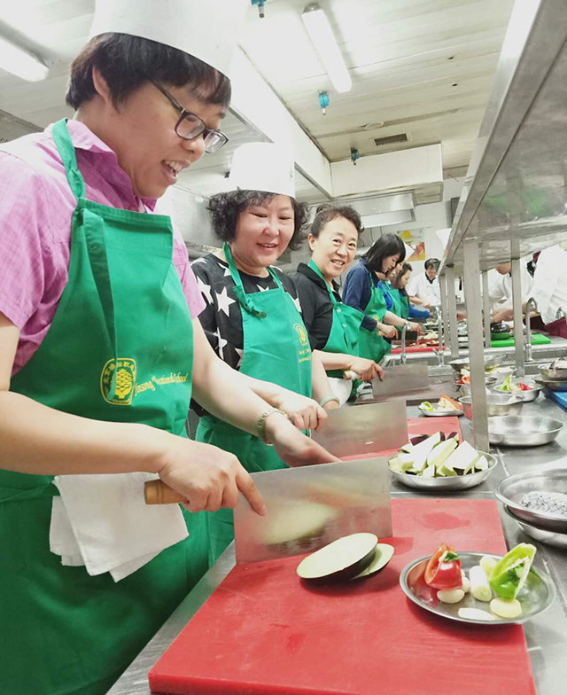 北京市劲松职业高中为工商银行职工开展中餐烹饪培训