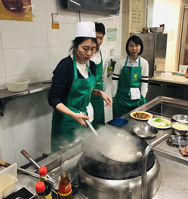 北京市劲松职业高中为工商银行职工开展中餐烹饪培训