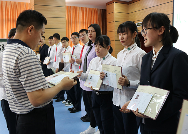 青春如歌 扬帆远航——劲松职高综合高中部举行高三毕业典礼