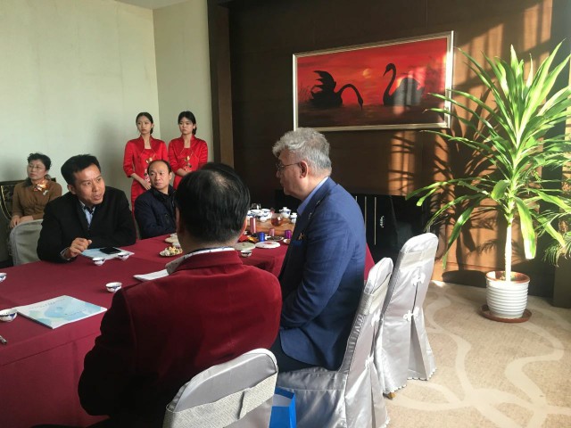 北京市职教特聘专家董振祥大师“烹饪色彩学”专题讲座暨大董餐饮文化学院理事会召开