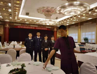 高星级饭店运营与管理专业学生在北京市第十届商业服务业技能大赛中斩获佳绩