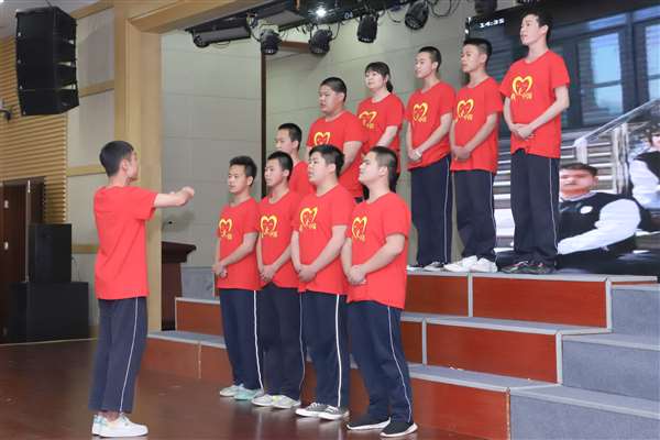 师生唱响红歌，共谱百年华章