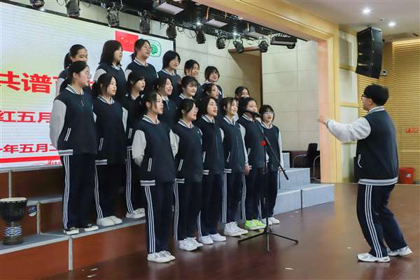 师生唱响红歌，共谱百年华章