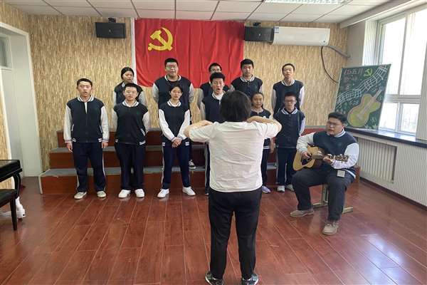 师生唱响红歌，共谱百年华章