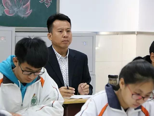 劲松职高校长深入综合高中部课堂听课