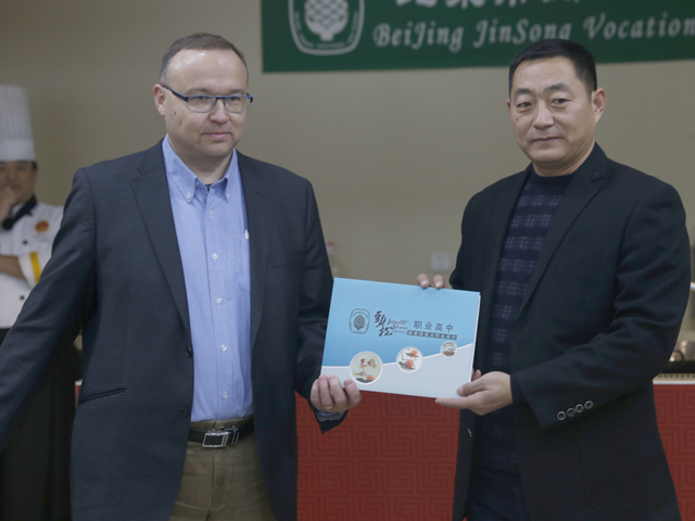 芬兰Nurmijarvi市中学学生来劲松职高交流访问
