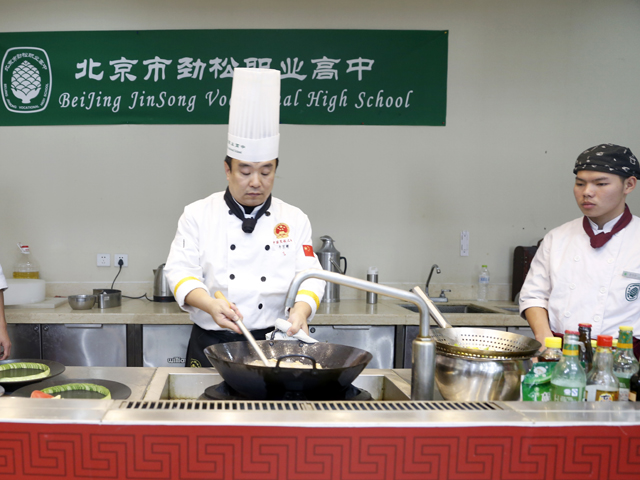 芬兰Nurmijarvi市中学学生来劲松职高交流访问