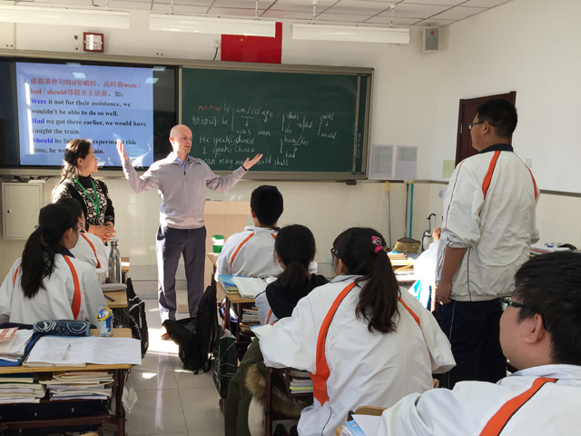地道口语进课堂 ——劲松职高综合高中部迎来首位外教进行外语口语教学
